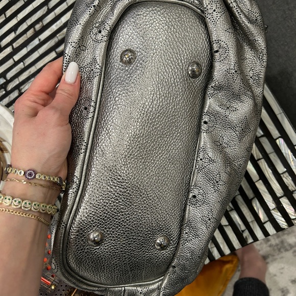 Louis Vuitton MAHINA LEATHER BAG - Picture 6 of 10